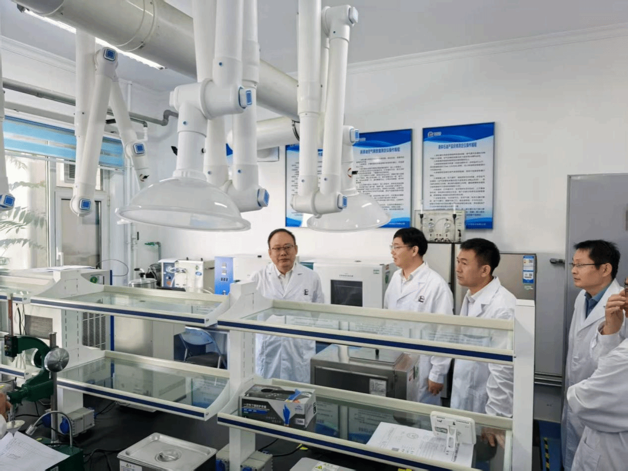 付曉飛書記帶隊走訪勝利油田化學品檢驗實驗室與校友基地，共促工程技術研發(fā)發(fā)展